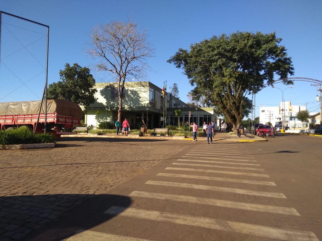 Ir para  <p><big>Idosa com 77 anos &eacute; atropelada por caminh&atilde;o ao cruzar faixa de seguran&ccedil;a na Rua Jo&atilde;o Am&acirc;ndio Sperb, no largo da prefeitura. O caminh&atilde;o era conduzido por uma...